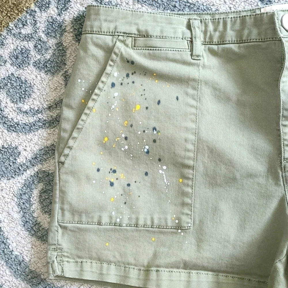 Sanctuary Army Green Paint splatter shorts. Size 31